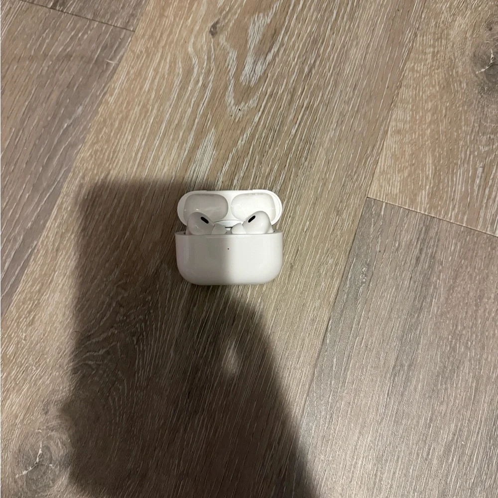 Apple AirPods Pro - Sleek White Design